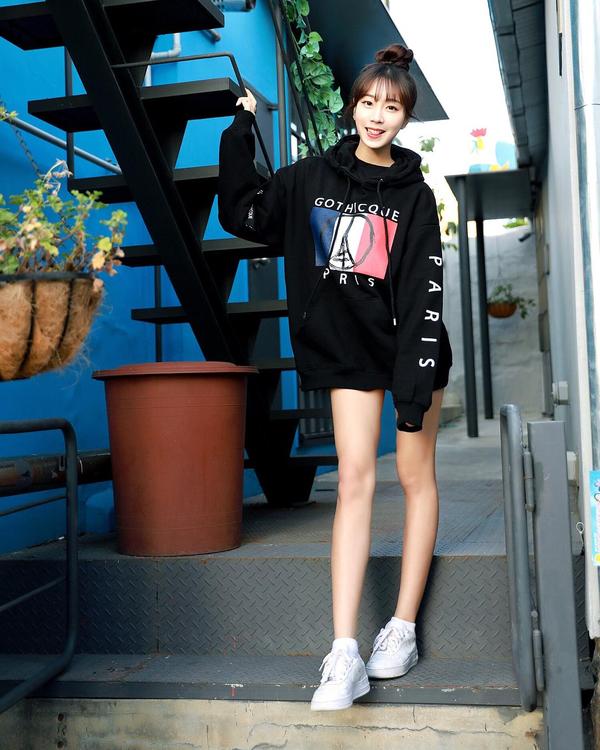 Ahn Ji Hyun Beautiful Legs Temperament Picture and Photo