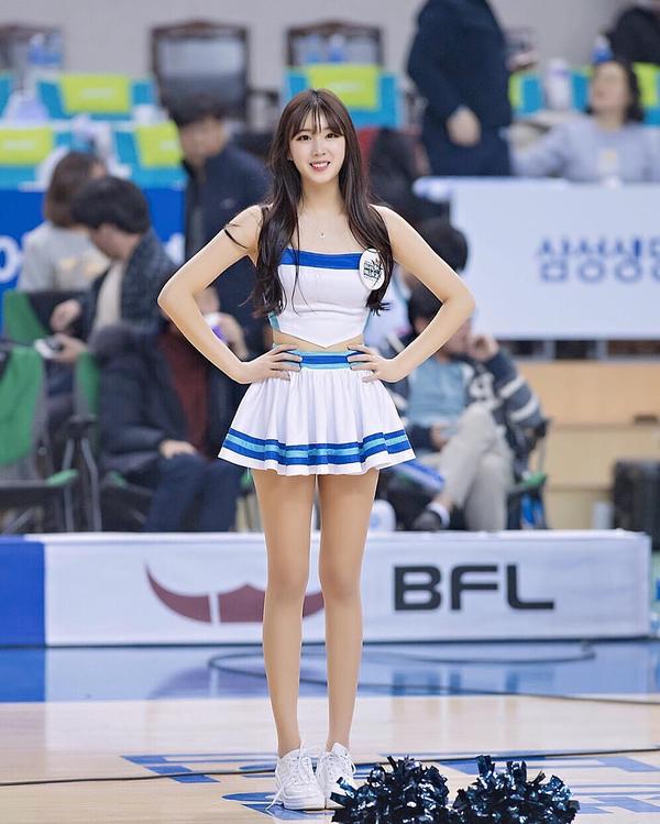 Ahn Ji Hyun Beautiful Legs Temperament Picture and Photo