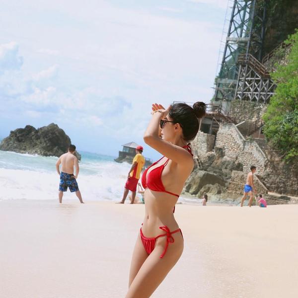 Kim Yerim Beautiful Legs Bikini Picture and Photo