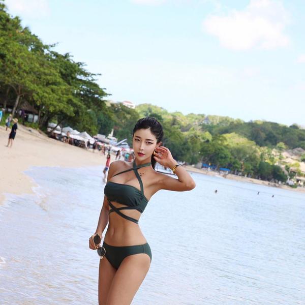 Kim Yerim Beautiful Legs Bikini Picture and Photo