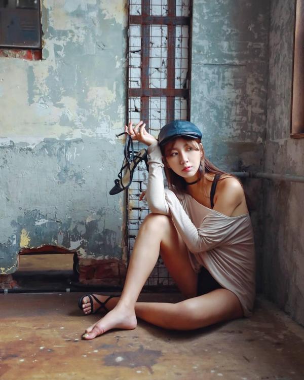 Ban Ring Hee Beautiful Legs Picture and Photo