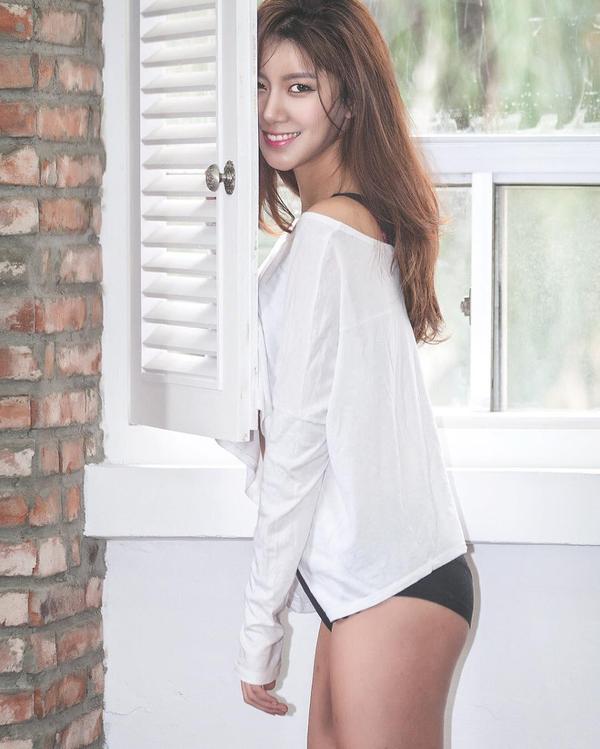 Ban Ring Hee Beautiful Legs Picture and Photo