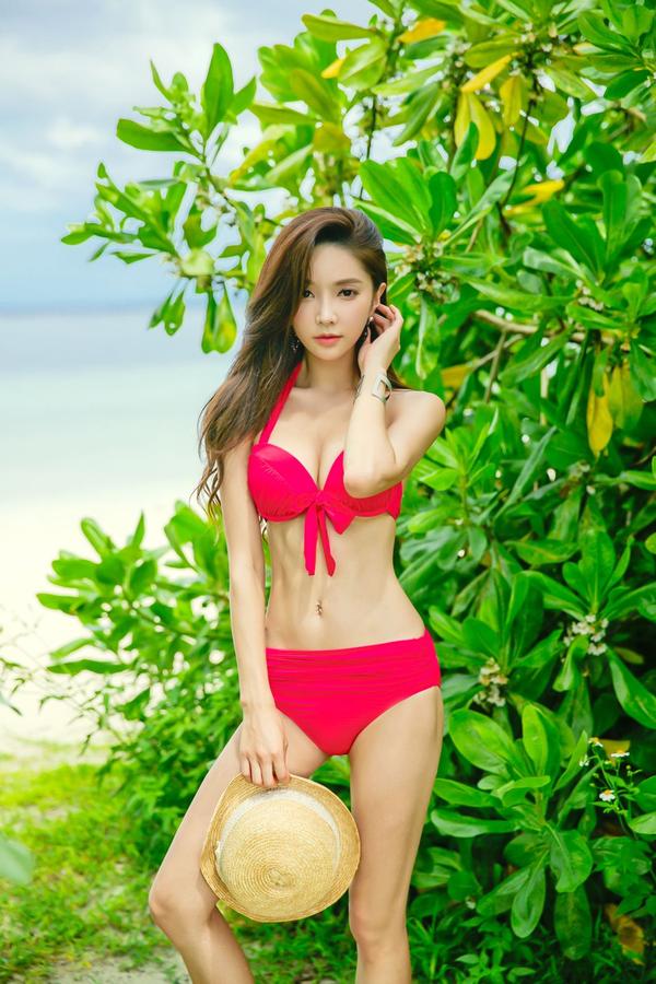 Park Soo Yeon 2017 Bikini Picture and Photo 5