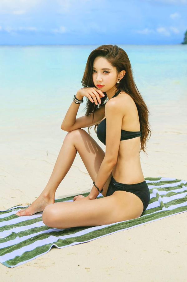 Park Soo Yeon 2017 Bikini Picture and Photo 5