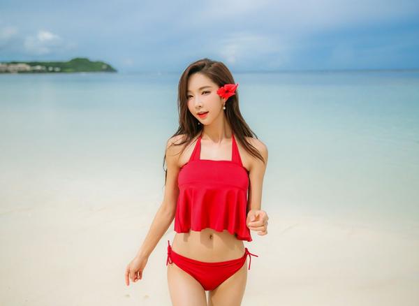 Park Soo Yeon 2017 Bikini Picture and Photo 4