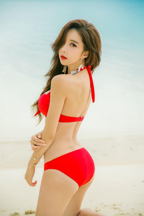 Park Soo Yeon 2017 Bikini Picture and Photo 3