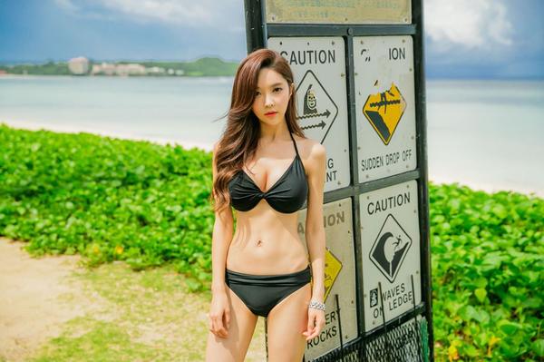 Park Soo Yeon 2017 Bikini Picture and Photo 3