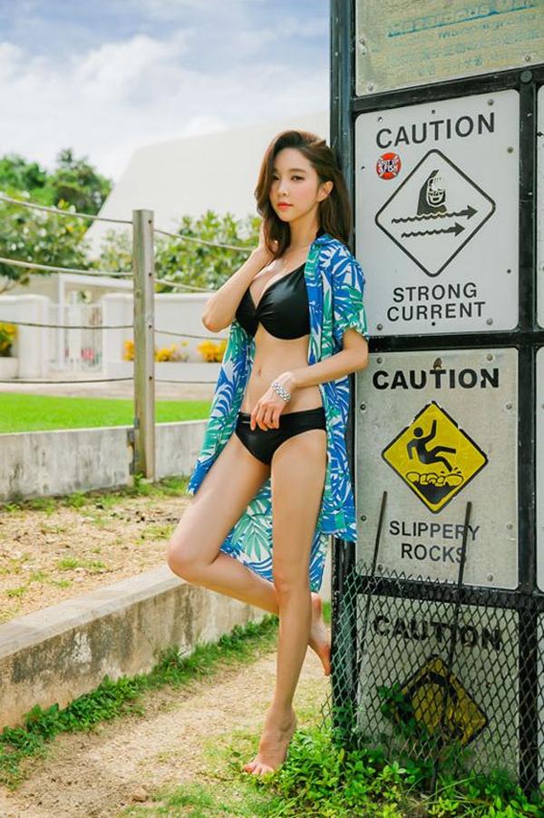 Park Soo Yeon 2017 Bikini Picture and Photo 3