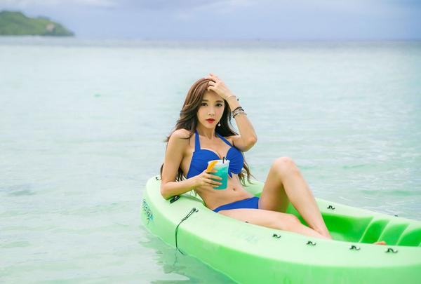 Park Soo Yeon 2017 Bikini Picture and Photo 3