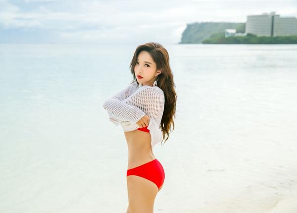 Park Soo Yeon 2017 Bikini Picture and Photo 3