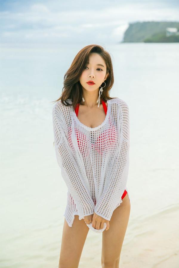 Park Soo Yeon 2017 Bikini Picture and Photo 3