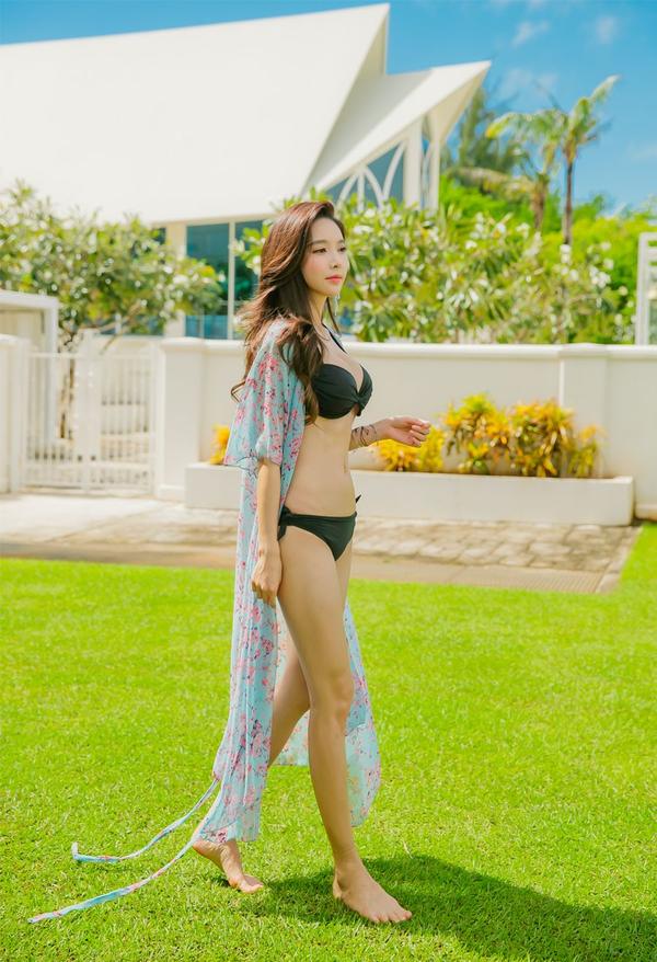 Park Soo Yeon 2017 Bikini Picture and Photo 3