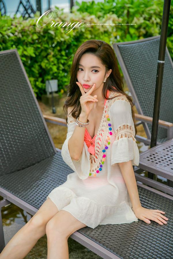 Park Soo Yeon 2017 Bikini Picture and Photo 2