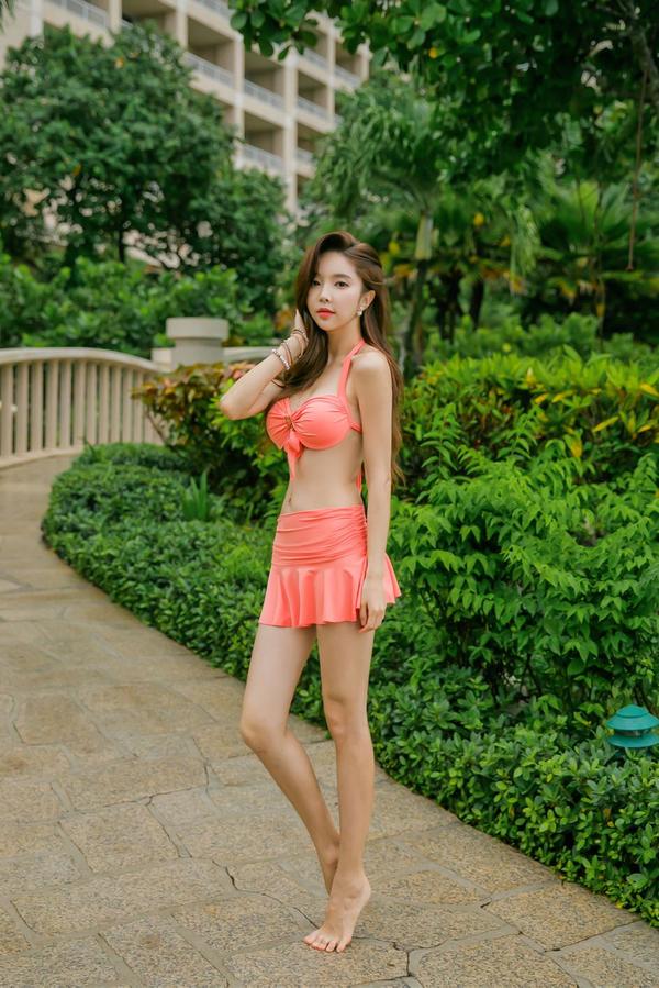 Park Soo Yeon 2017 Bikini Picture and Photo 2