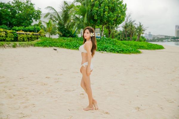 Park Soo Yeon 2017 Bikini Picture and Photo 2