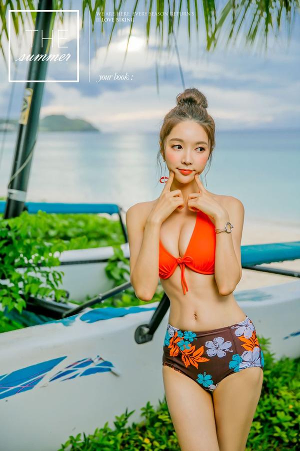 Park Soo Yeon 2017 Bikini Picture and Photo 2