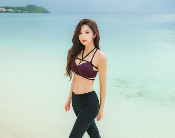 Park Soo Yeon 2017 Bikini Picture and Photo 1