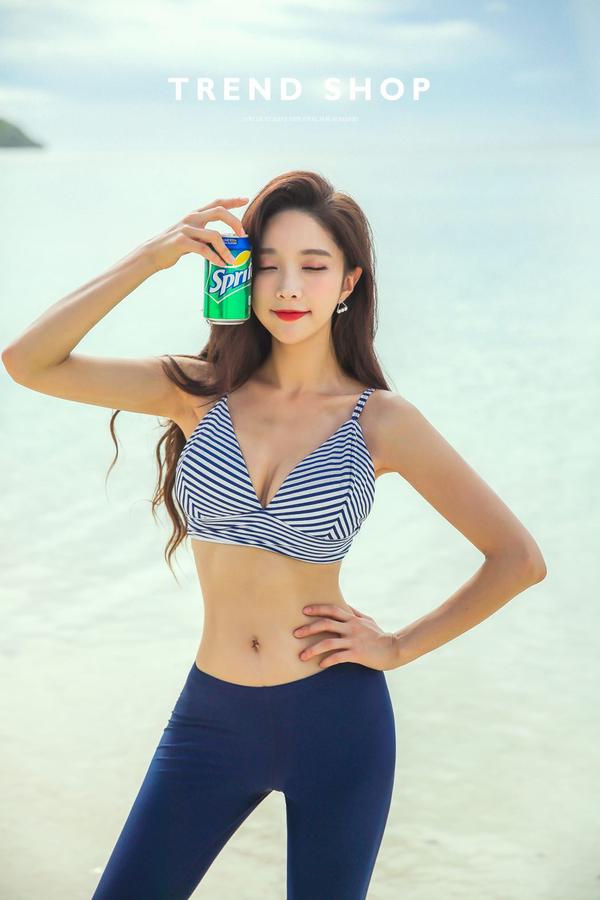 Park Soo Yeon 2017 Bikini Picture and Photo 1