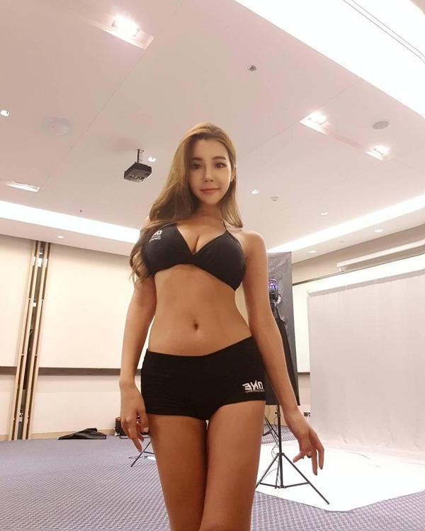 Kim Ji Na Wild Bikini Picture and Photo