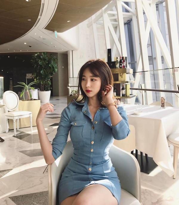 Shin Go Eun Beautiful Legs Temperament Picture and Photo