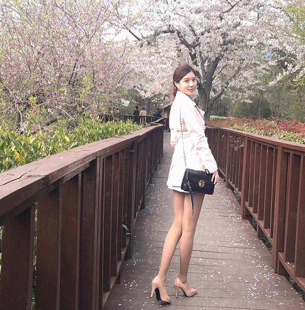 Jin Yeyoung Beautiful Legs Temperament Picture and Photo