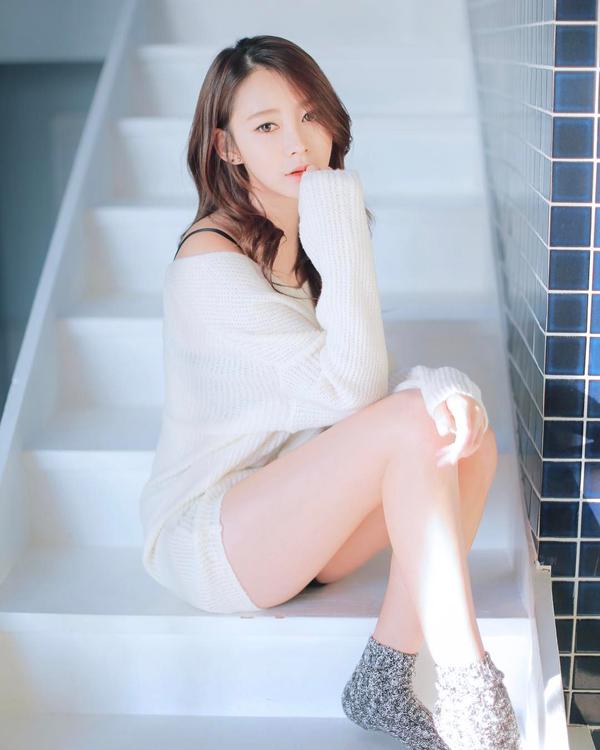 Lee Ji Woo Beautiful Legs Temperament Sexy Picture and Photo