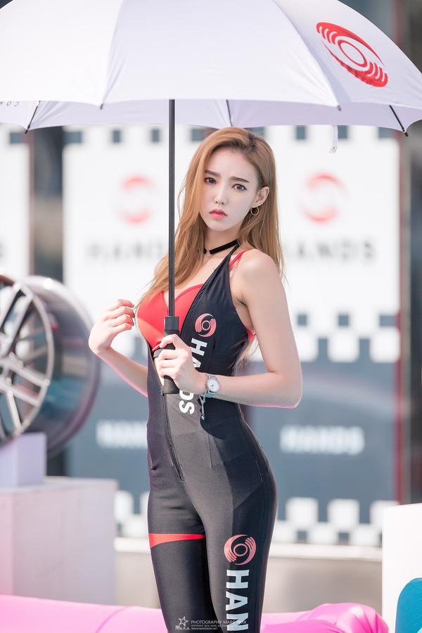 Kim Bora Beautiful Legs Sexy Cosplay Picture and Photo