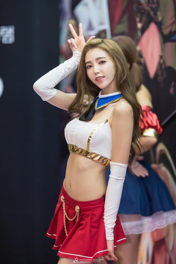 Kim Bora Beautiful Legs Sexy Cosplay Picture and Photo