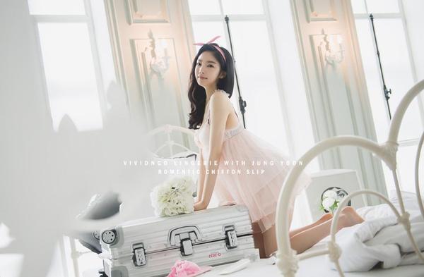 Park Jung Yoon Casual Clothes and Wedding Dress Picture