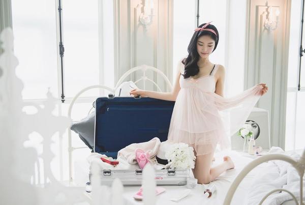 Park Jung Yoon Casual Clothes and Wedding Dress Picture