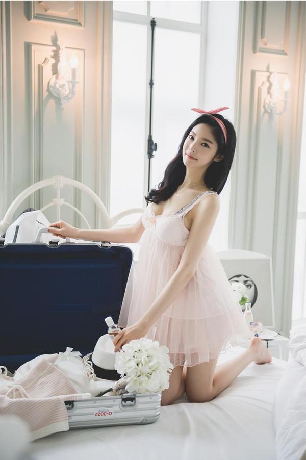 Park Jung Yoon Casual Clothes and Wedding Dress Picture