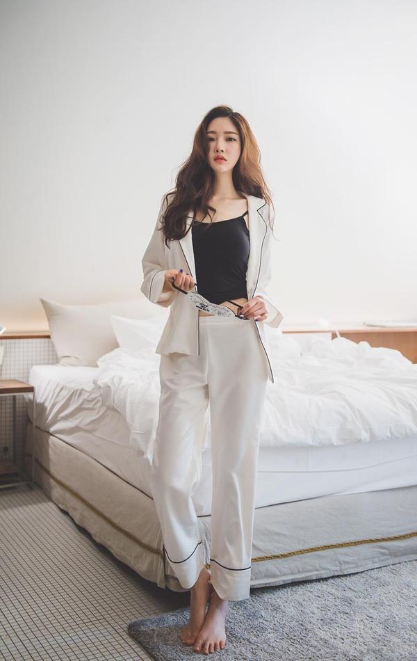 Park Jung Yoon Casual Clothes and Wedding Dress Picture