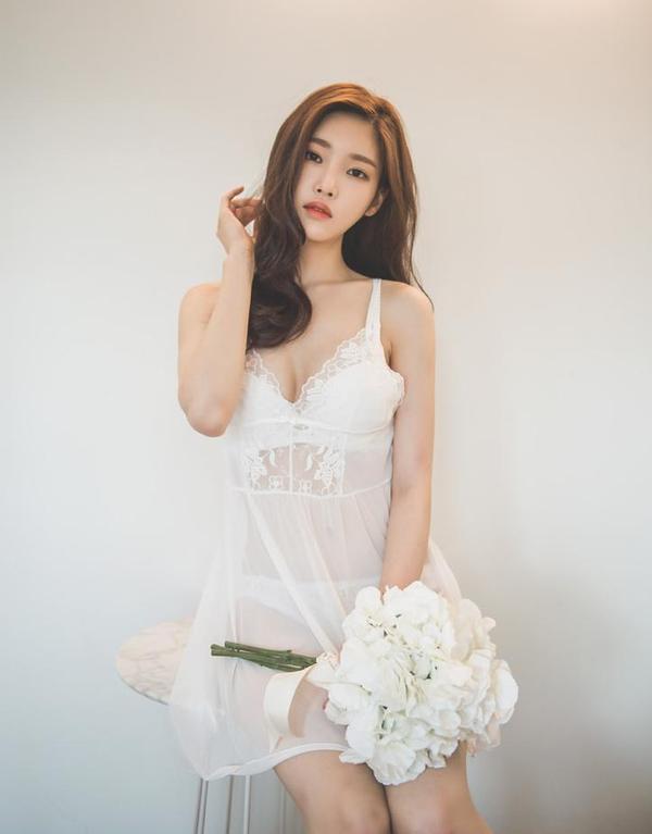 Park Jung Yoon Casual Clothes and Wedding Dress Picture