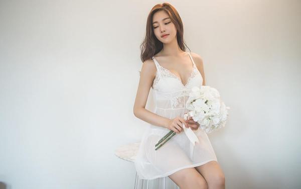 Park Jung Yoon Casual Clothes and Wedding Dress Picture