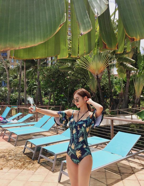 Son Yoon Joo 2018 Bikini Collection