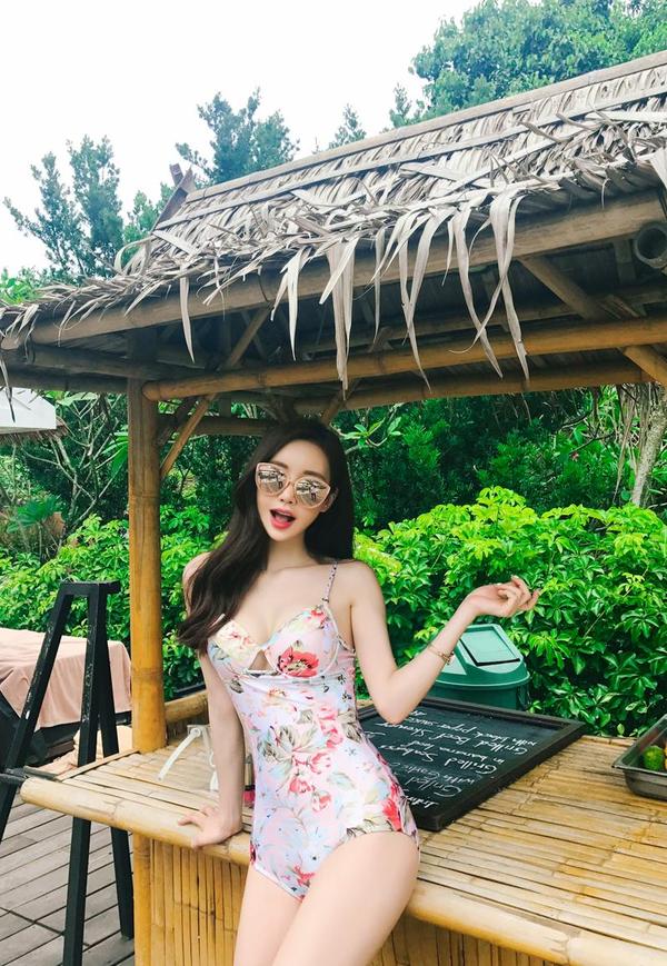 Son Yoon Joo 2017 Bikini Collection