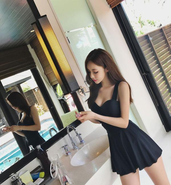 Son Yoon Joo 2017 Phuket Island Skirt Picture Series 1