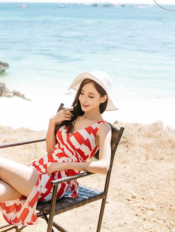 Son Yoon Joo Beach Temperament Picture and Photo