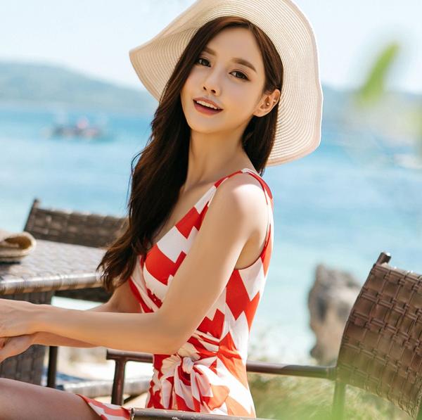 Son Yoon Joo Beach Temperament Picture and Photo