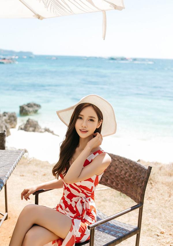 Son Yoon Joo Beach Temperament Picture and Photo