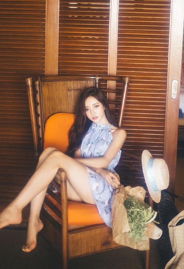 Son Yoon Joo Beach Beautiful Legs Temperament Picture and Photo