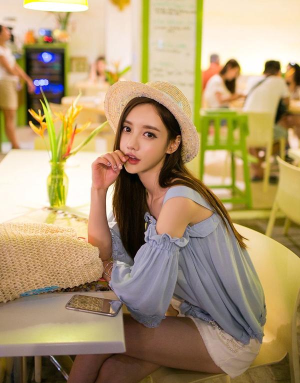 Son Yoon Joo Beach Beautiful Legs Temperament Picture and Photo