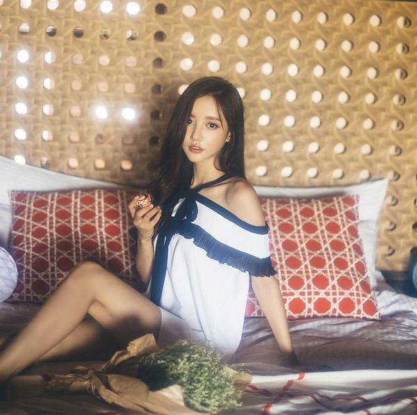 Son Yoon Joo Beach Beautiful Legs Temperament Picture and Photo