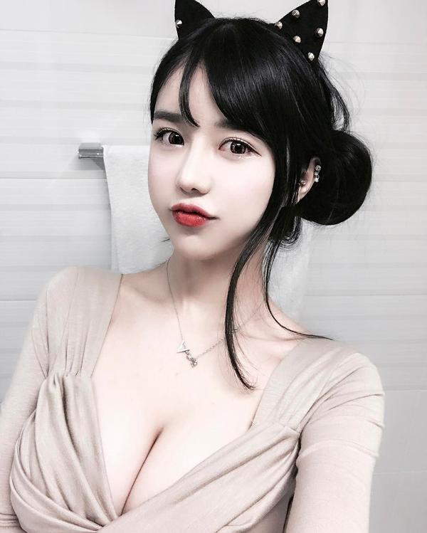 Lee Soo Bin Huge Tits Hot Selfies Picture and Photo