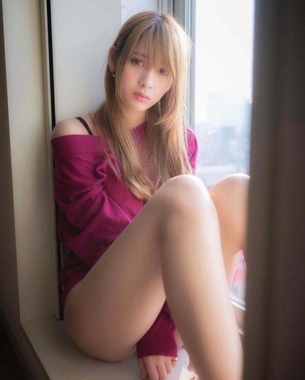 Angela Mei Beautiful Legs Sexy Picture and Photo