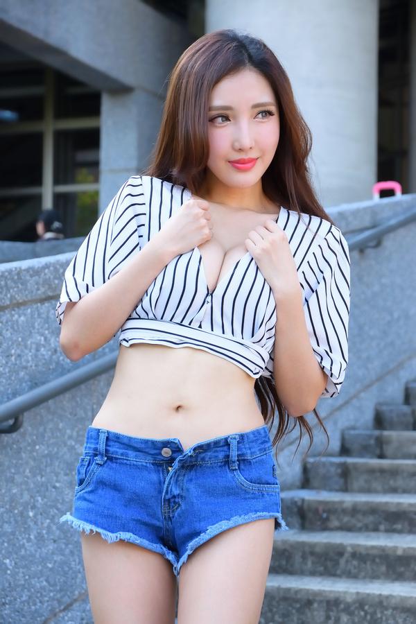 Taiwan Pretty Girl Zhao Yun《Mature Legs on Street》Pictures