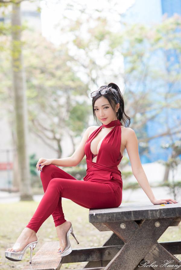 Zhao Yun Mature Woman Red Long Dress Picture