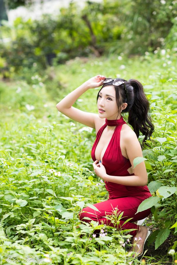 Zhao Yun Mature Woman Red Long Dress Picture