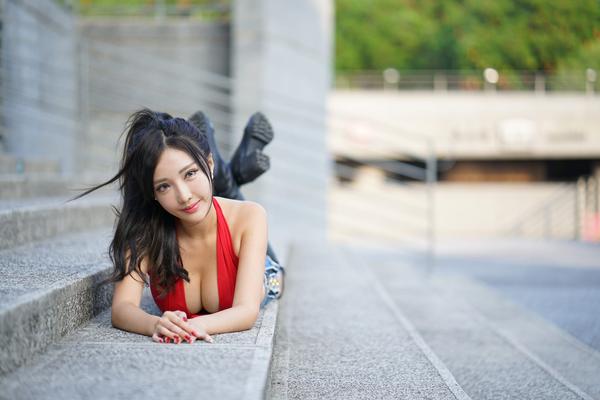 Zhao Yun Mature Woman Red Vest Picture