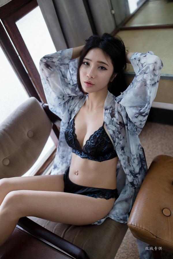 Shen Qi Qi Sexy Hot Bra Picture and Photo